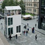ヘルシンキの街中に現れた、車一台分の駐車スペースに建てられる家「Tikku」 width=