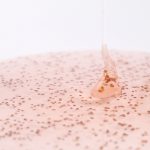 マイクロプラスチックを水と二酸化炭素に。分解を速める新フィルター width=