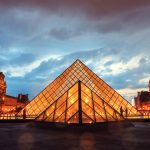 仏マクロン大統領、フランスの美術館にあるアフリカの文化遺産を返還する姿勢を表明 width=