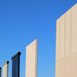 国境に壁のプロトタイプを建てたトランプ大統領は芸術家なのか？ width=