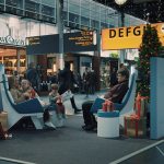 リアルタイムの自動通訳で多言語の会話が弾む「Connecting Seats」空港に導入 width=