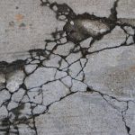 菌を使って、コンクリートがひび割れを自分で治す。低コストでクリーンな自己治癒 width=