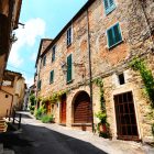 1ユーロで家を販売。イタリアにある小さな町の過疎化対策