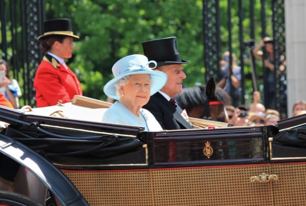 バッキンガム宮殿の前で、エリザベス女王が馬車に乗っている