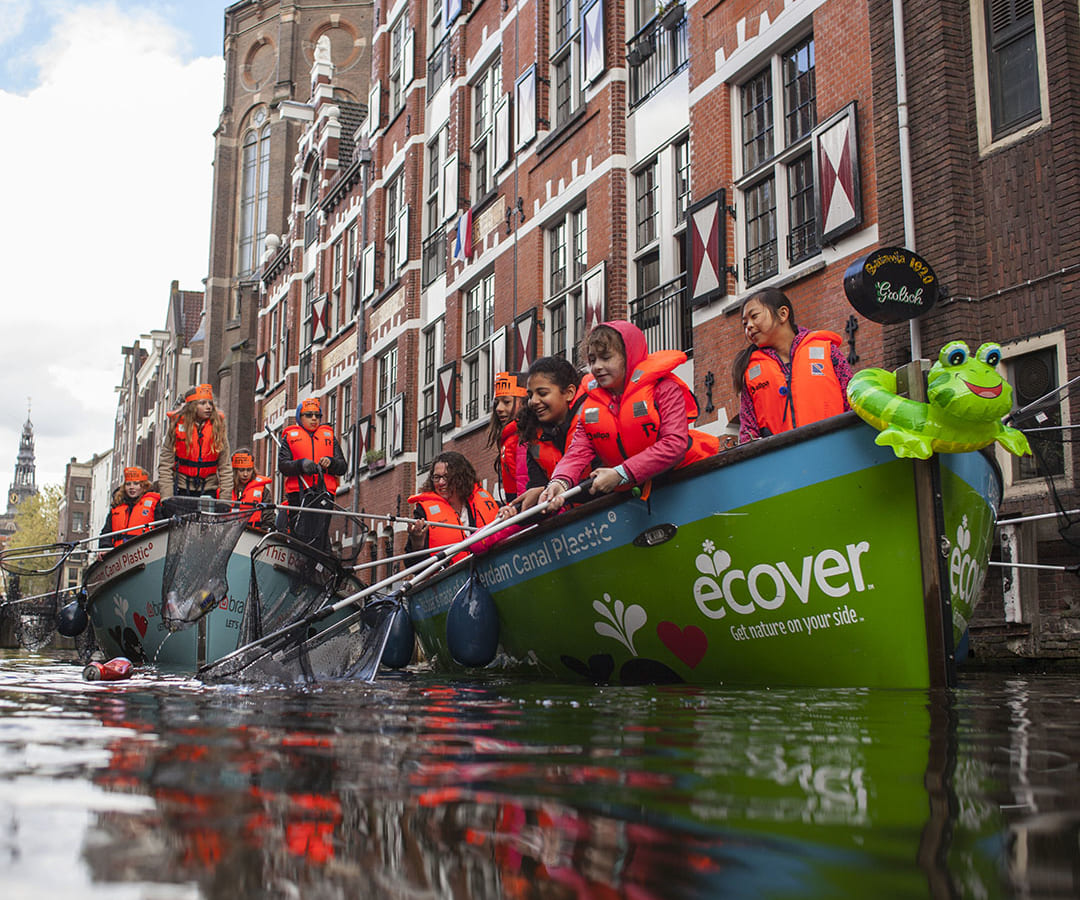 アムステルダムの運河でプラスチックを釣るボートツアー「Plastic Whale」