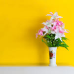美しいだけじゃない。廃棄ビニール袋から、色とりどりの花を生み出すアーティスト width=
