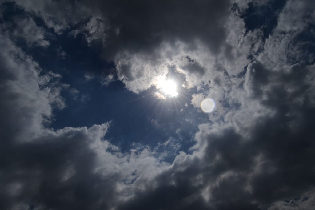 曇りの日も効率的に発電できる、バクテリア入りの太陽電池