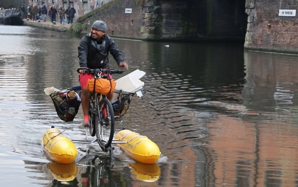 「人類の未来が危ない。」テムズ川を“水上サイクリング”しながらゴミを集める活動家