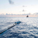 波、風、海流で動く電力不要の装置が、世界中の海洋プラゴミを2040年までに90%除去へ width=