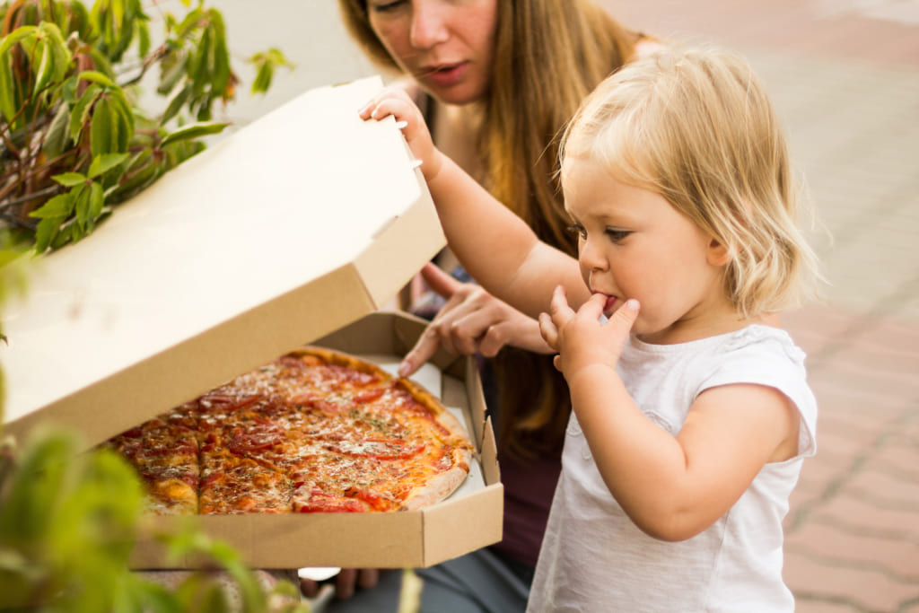 英政府がピザなどの食品のカロリー規制を検討。子どもの深刻な肥満問題を解決するか？