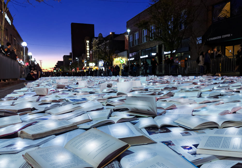 本の川で道を埋め尽くすアート作品「文学 vs 交通」
