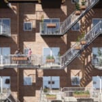 都市の孤独解消に。近所のコミュニティづくりを後押しする、オランダの「シェアするバルコニー」 width=