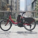 タイヤの跡が広告に。環境保護の啓発メッセージを地面に刻む、ドコモのシェアサイクル「STAMP BIKE」 width=