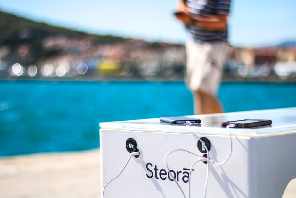スマホ充電、ネット接続可能なスマートベンチ「Steora」