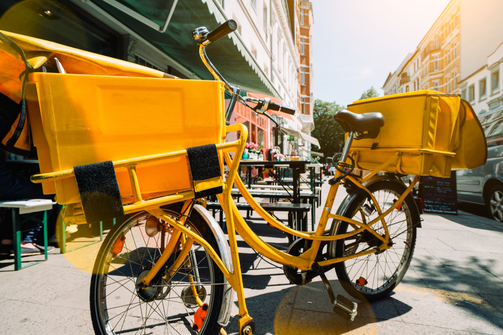 電気貨物自転車で小包配達を行う「CITY HUB WIEN」