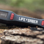 災害時のスマホ電源確保に。手動で発電できる便利デバイス「LIFESABER」 width=