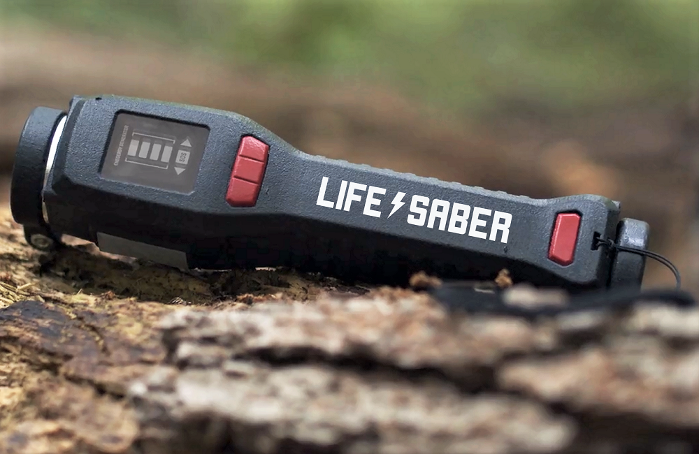 災害時のスマホ電源確保に。手動で発電できる便利デバイス「LIFESABER」