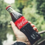 プラスチックは「ゴミ」じゃない？海洋プラをリサイクルした世界初のボトルをコカ・コーラが発表 width=