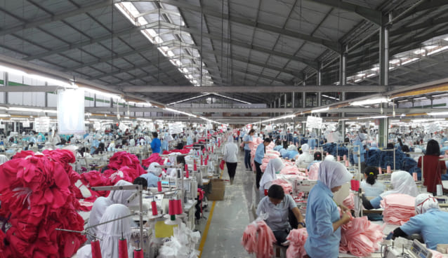 裁縫工場で働く人々