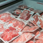 ニュージーランド、プラスチック製の肉用トレーや持ち帰りカップを段階的に禁止へ width=