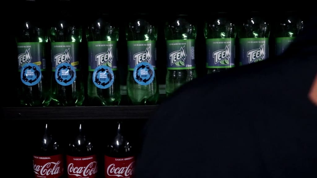 ブラジルのペットボトル飲料「ハック」キャンペーンが伝える、リサイクルの真実
