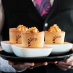 「美味しく食べられる」コーヒーカップで廃棄物削減。ニュージーランド航空が試験導入 width=