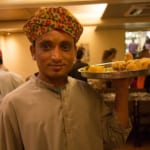 インドのカフェが、プラスチックごみと交換で食事を提供。飢餓と環境問題に挑む width=