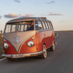 60年代クラシックカーを再生した、CO2排出ゼロの電気自動車。フォルクスワーゲンが販売へ width=
