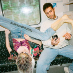 電車やバスで足を広げないで。「有害な男らしさ」と向き合うベルリンのファッションプロジェクト width=