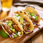 衣類の寄付と引き換えにタコスを提供。Taco Bellの物々交換キャンペーン「Layers for Layers」 width=