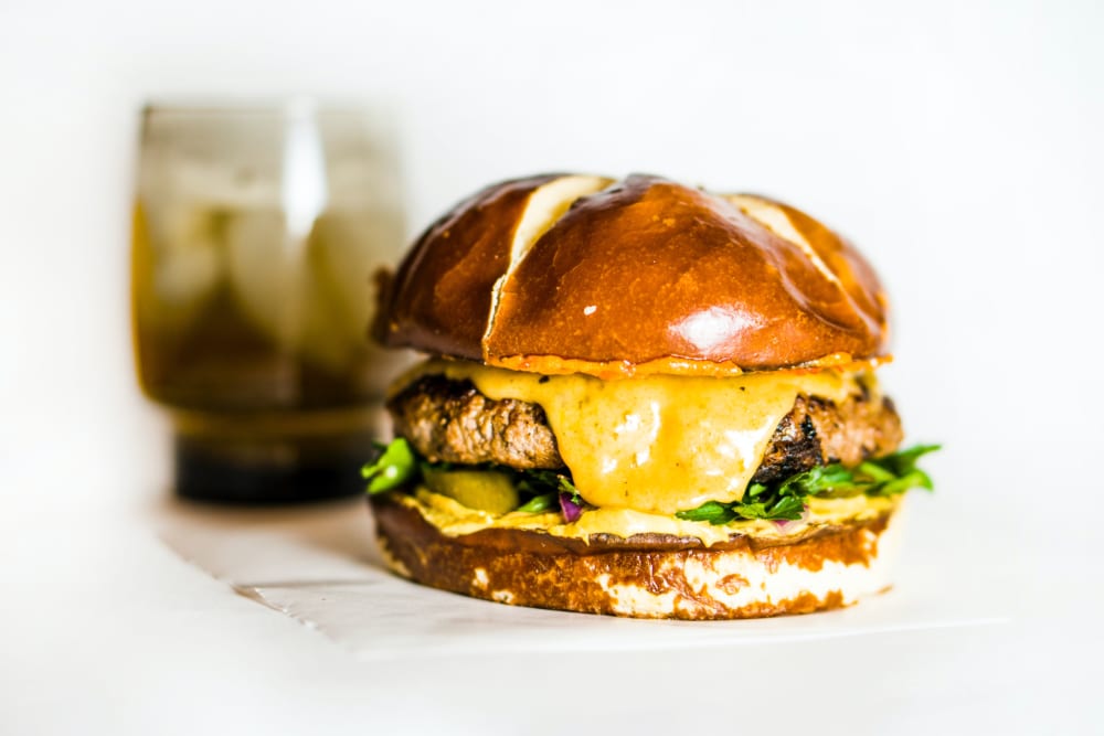 amirali-mirhashemian-UH-fIND9svQ-unsplash hamburger