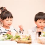 休校で余った給食をお取り寄せ。食品ロス＆給食関係者を救う「うまいもんドットコム」の試み width=