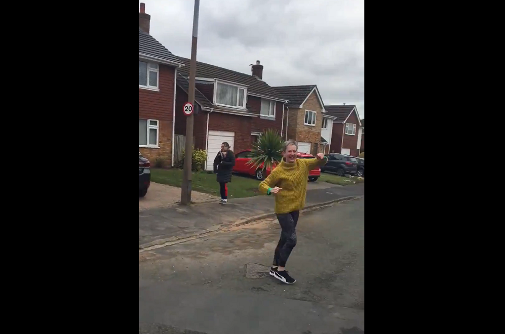 人との繋がりが価値。イギリスの小さな町の一角で始まった「ソーシャルディスタンス・ダンス」