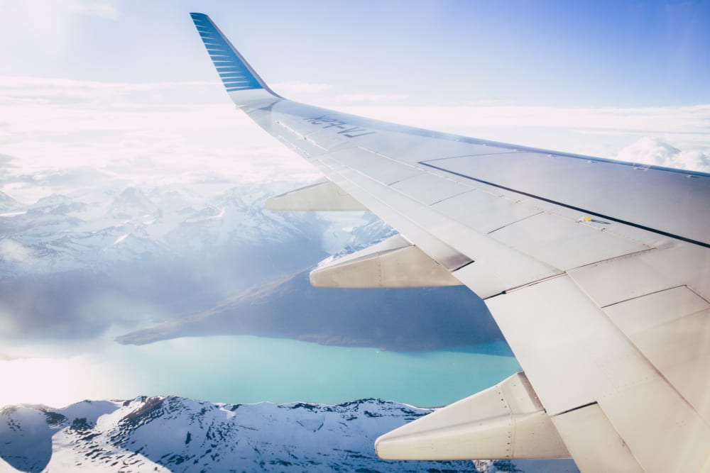 margo-brodowicz-KZHhnb6XsQI-unsplash 飛行機
