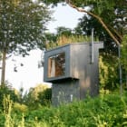 人間の排泄物も無駄にしない。花の香りが吹き込むコンポストトイレ