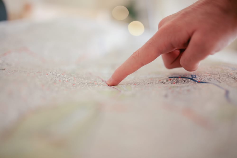 person-pointing-on-white-textile-34753 地図