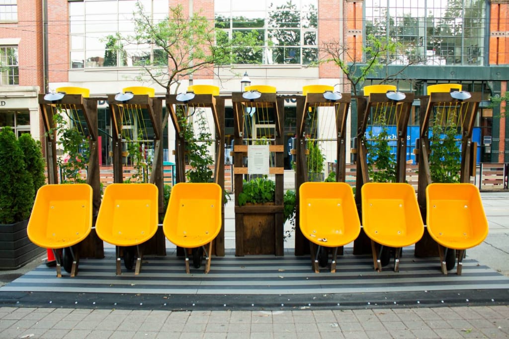 手押し車をベンチに。コロナ禍のトロントで生まれた公共サーキュラーデザイン