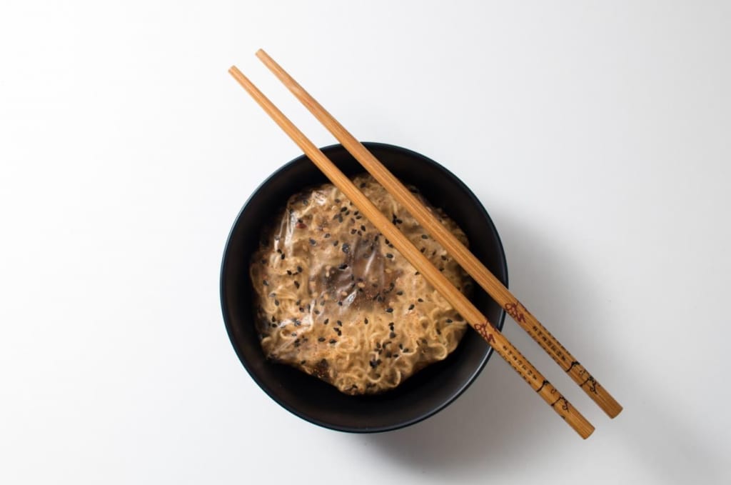 溶かして食べられる包装。UKの学生が開発したラーメンスープになるパッケージ