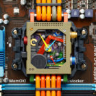 時を刻むガラクタ。英国発、電子廃棄物をアップサイクルした「ごみ時計」