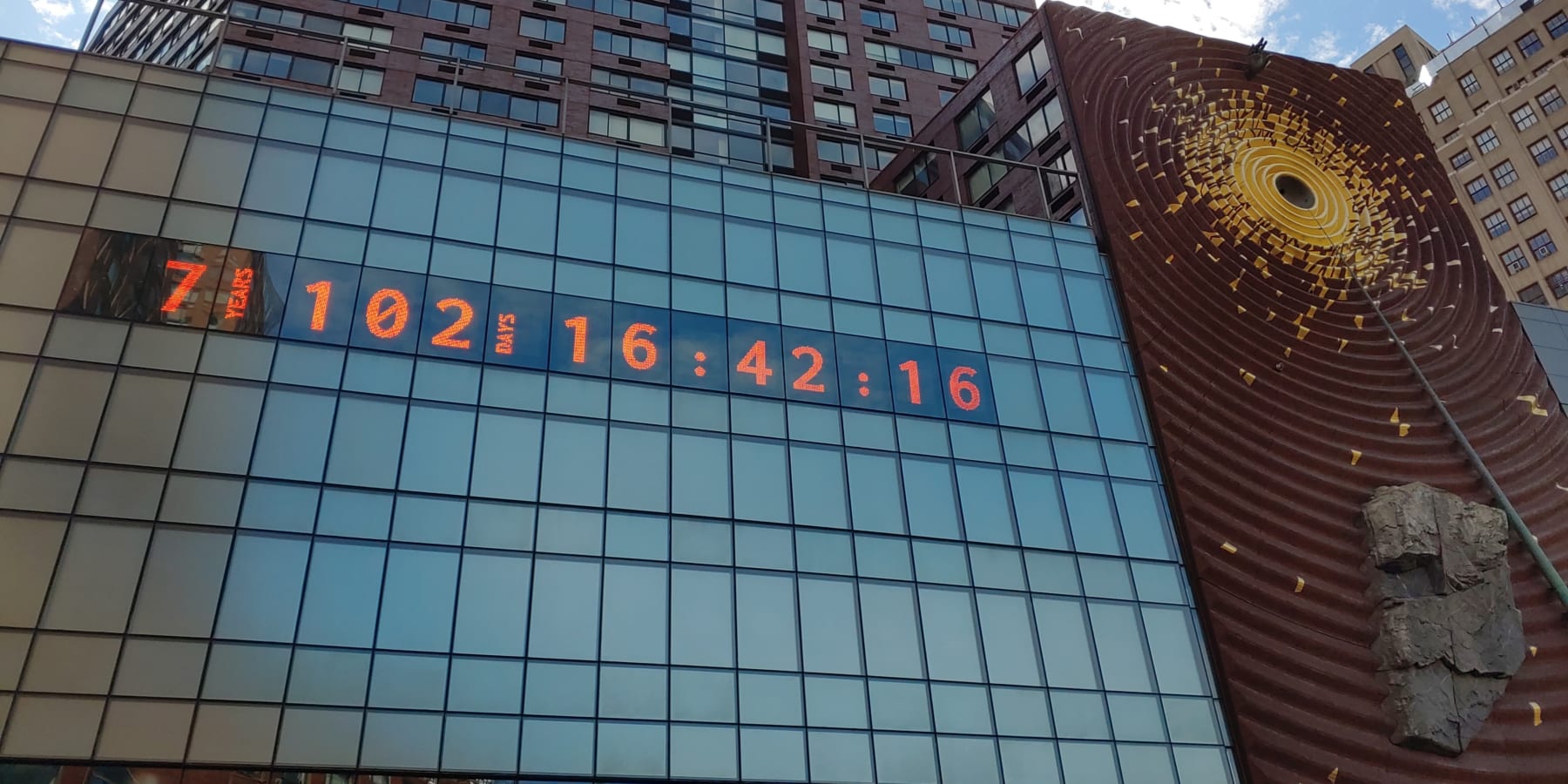 NYの街中アートが示す、私たちに残された時間「7 102 16:42:16」