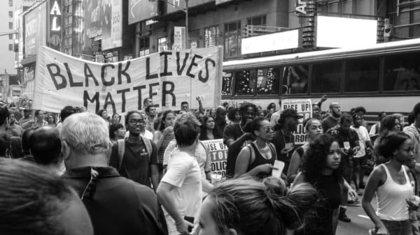 Black Lives Matterの横断幕を抱える人たち