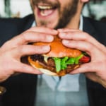 ジャンクフード広告が野菜の画像に。健康的な食を提案する広告ブロッカー width=