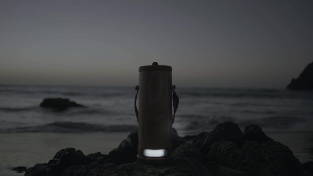 海水で充電できるランタン「WaterLight」