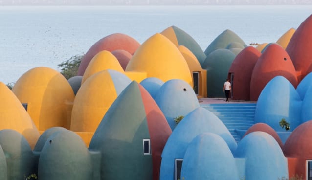 ドーム型のカラフルな住宅