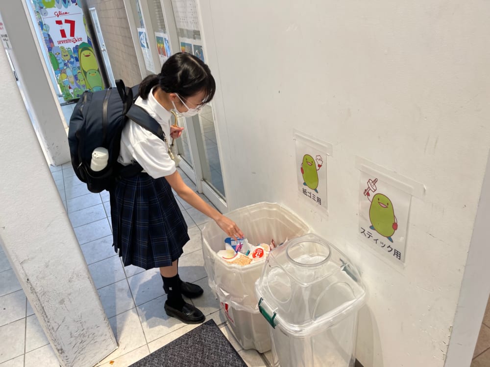 グリコが学校に17アイス自販機を設置。中高生が学ぶプラスチックとの