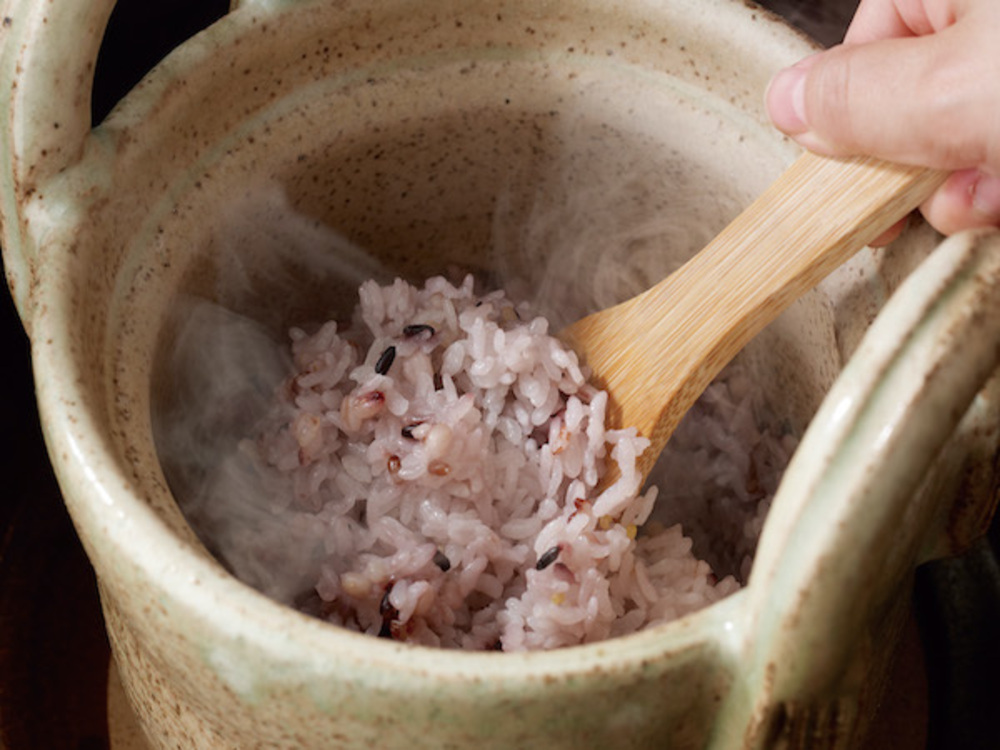店内で丁寧に籾摺り、精米したお米を使用する土鍋炊きご飯
