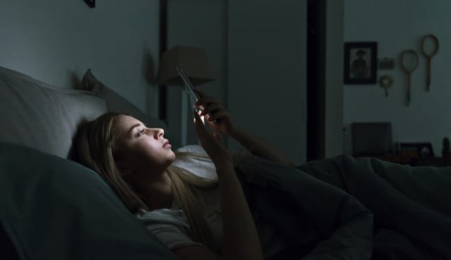 眠れずスマートフォン