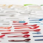 使い捨てプラのカトラリーが「美術作品」として展示される理由 width=