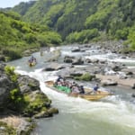 漂着ごみの現状を視察する「かめおか保津川エコna川下り」 width=