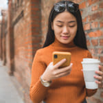韓国のデザイナーが考案。歩きスマホでの事故を防ぐ「第三の目」 width=